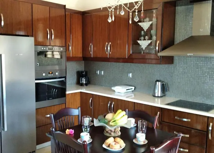 - Family Comfort With Large Garden, Jacuzzi Vila *