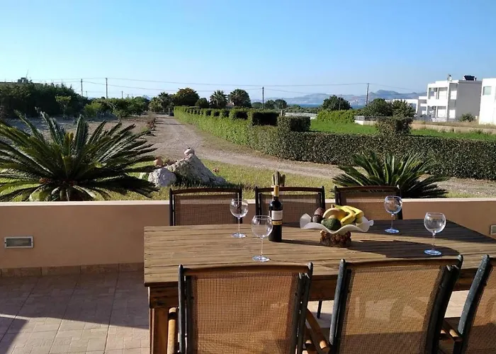 - Family Comfort With Large Garden, Jacuzzi *