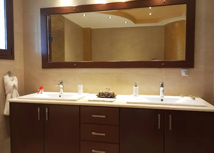 Vila - Family Comfort With Large Garden, Jacuzzi