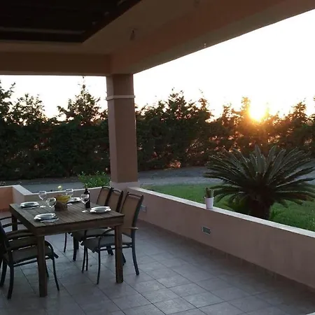 Вілла - Family Comfort With Large Garden, Jacuzzi