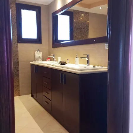 - Family Comfort With Large Garden, Jacuzzi Кос