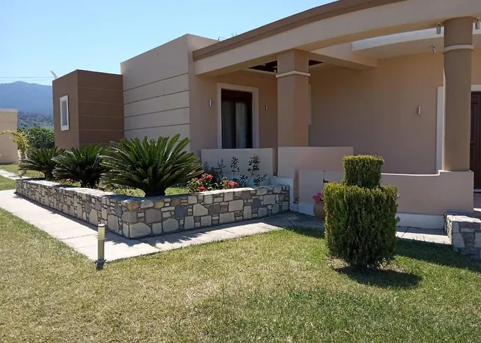 - Family Comfort With Large Garden, Jacuzzi Villa Cós