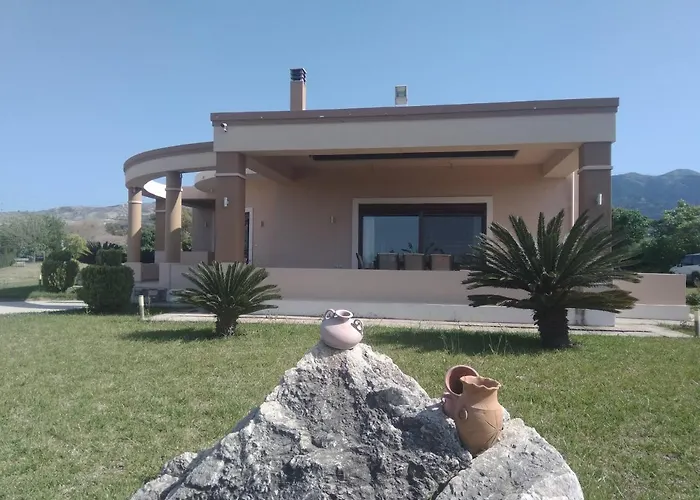 - Family Comfort With Large Garden, Jacuzzi Villa