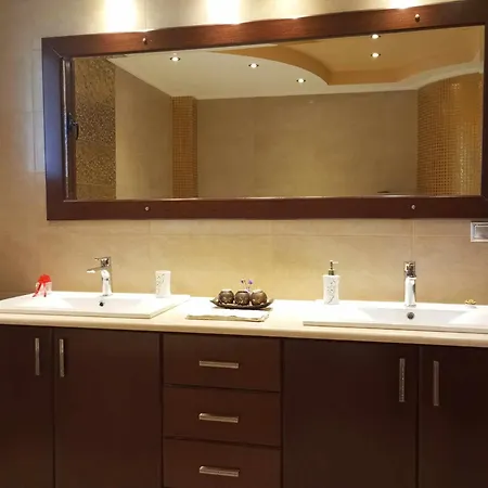 Willa - Family Comfort With Large Garden, Jacuzzi